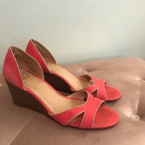 LILLY PULITZER- coral flats w/little wedge 7.5